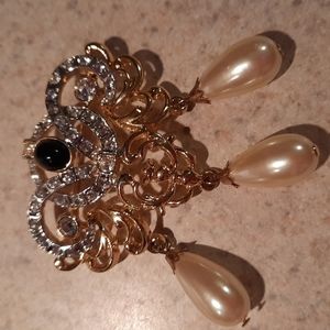 Vintage Carolee faux pearl brooch
